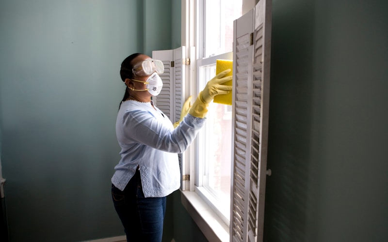 Professioneller Installateur bei der Arbeit